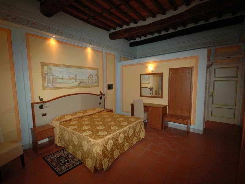 לוקה Dimora Dei Guelfi Luxury Rooms מראה חיצוני תמונה