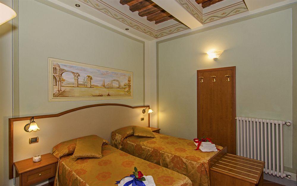 לוקה Dimora Dei Guelfi Luxury Rooms מראה חיצוני תמונה