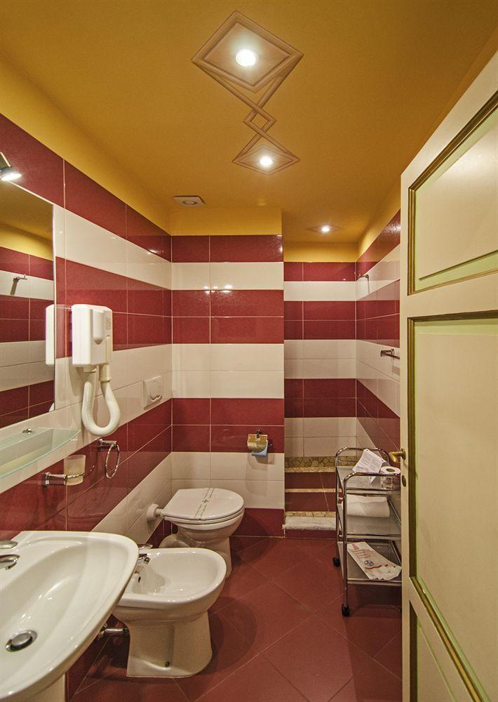לוקה Dimora Dei Guelfi Luxury Rooms מראה חיצוני תמונה