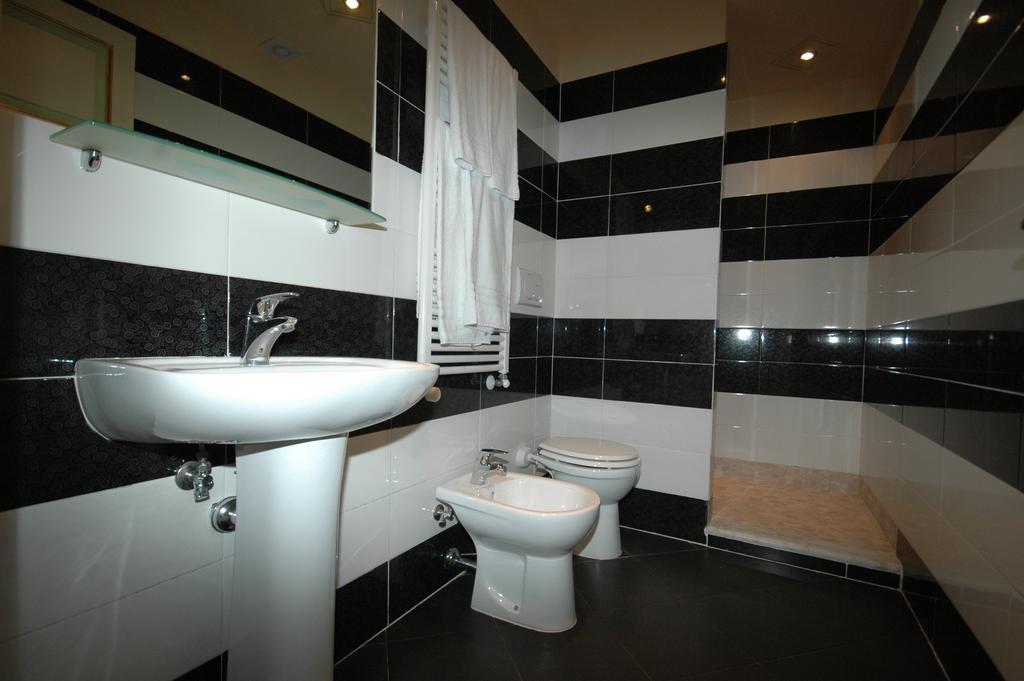 לוקה Dimora Dei Guelfi Luxury Rooms מראה חיצוני תמונה