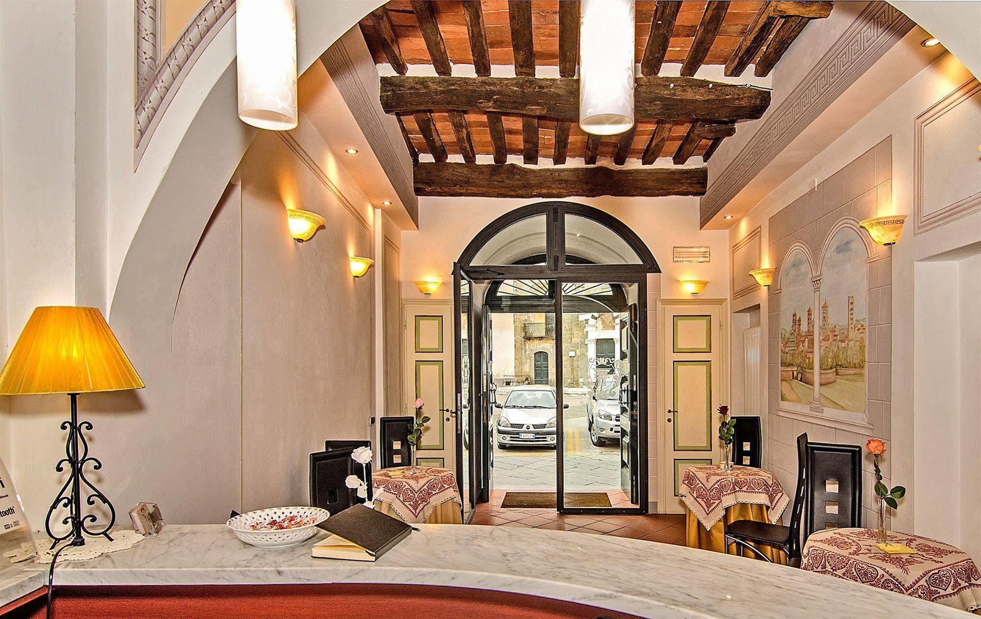 לוקה Dimora Dei Guelfi Luxury Rooms מראה חיצוני תמונה