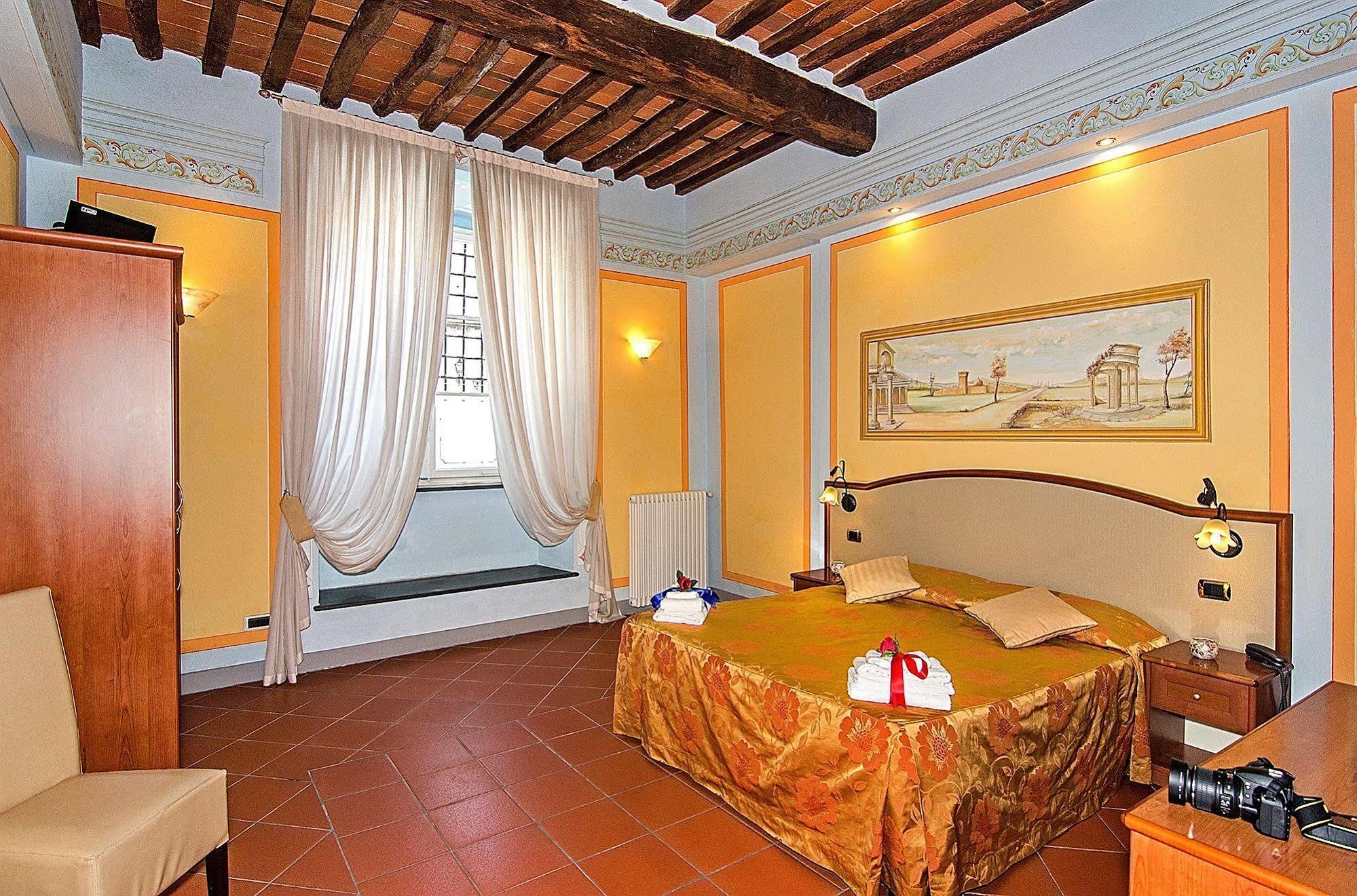 לוקה Dimora Dei Guelfi Luxury Rooms מראה חיצוני תמונה