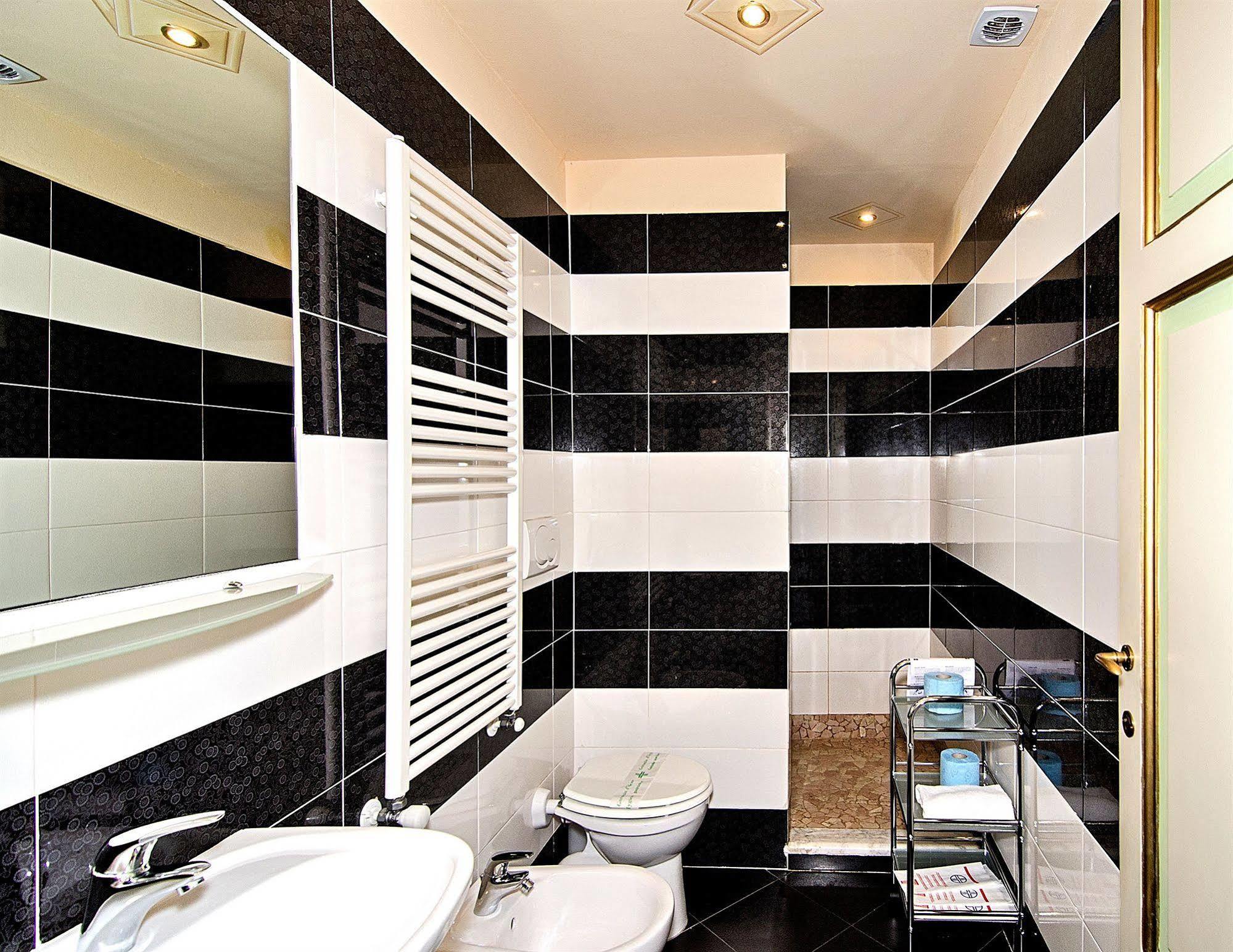 לוקה Dimora Dei Guelfi Luxury Rooms מראה חיצוני תמונה