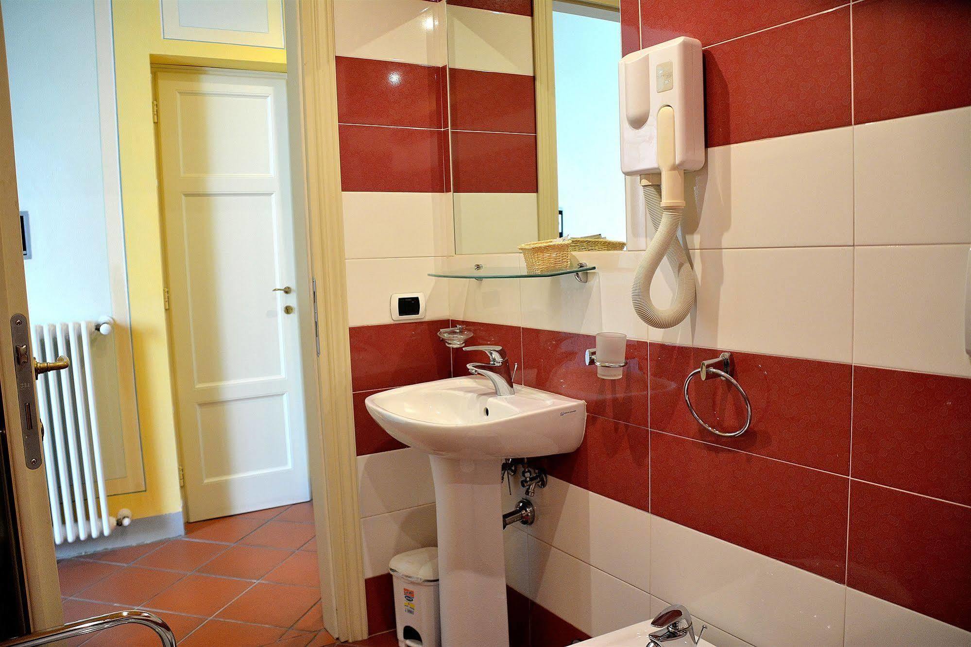 לוקה Dimora Dei Guelfi Luxury Rooms מראה חיצוני תמונה