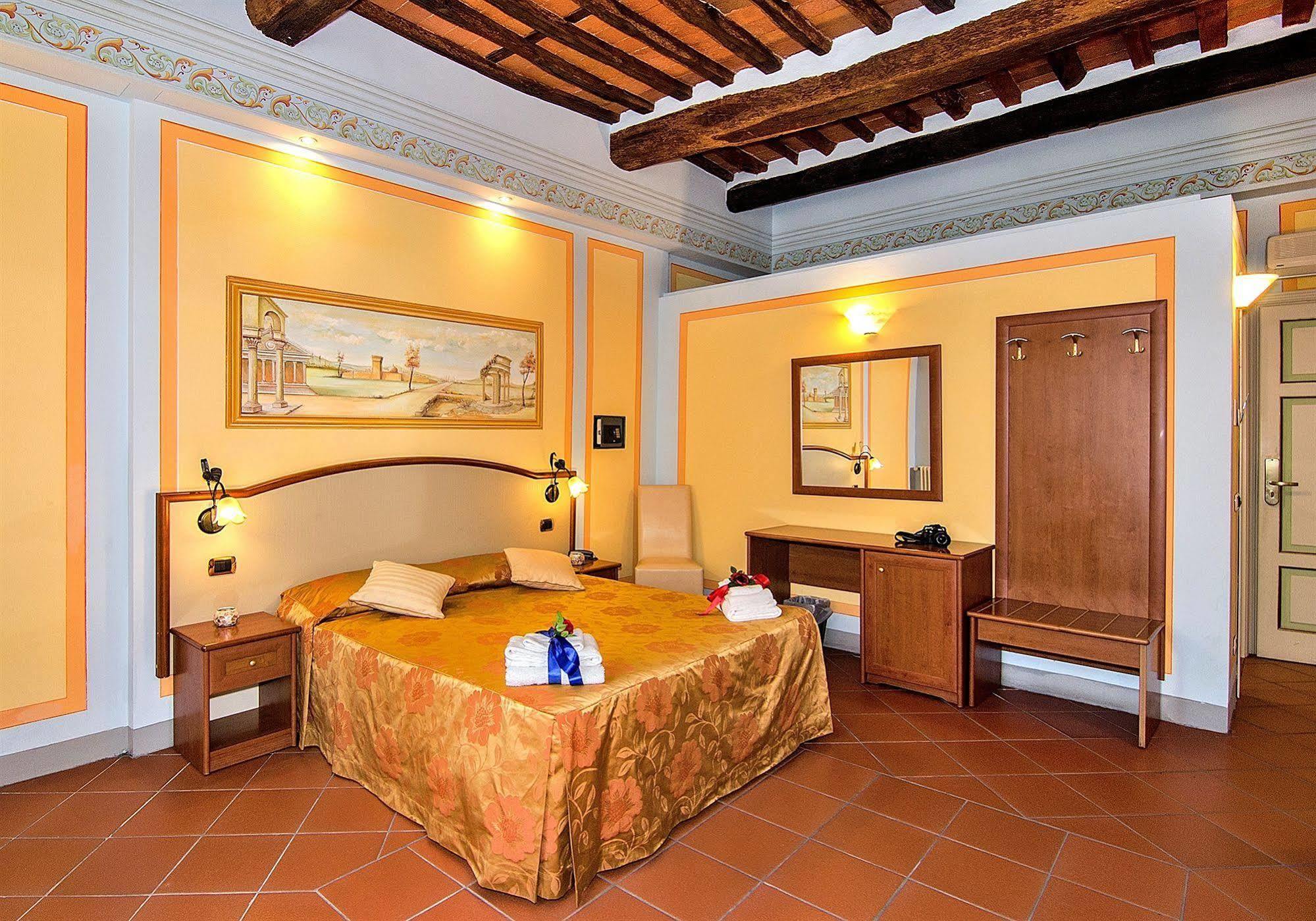 לוקה Dimora Dei Guelfi Luxury Rooms מראה חיצוני תמונה