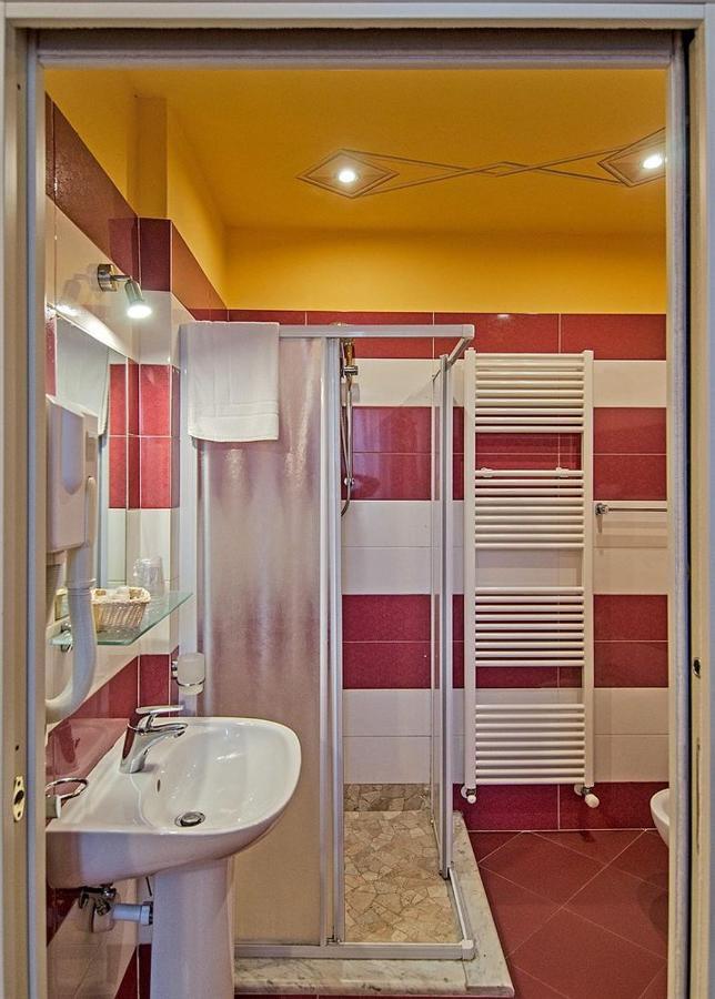 לוקה Dimora Dei Guelfi Luxury Rooms מראה חיצוני תמונה